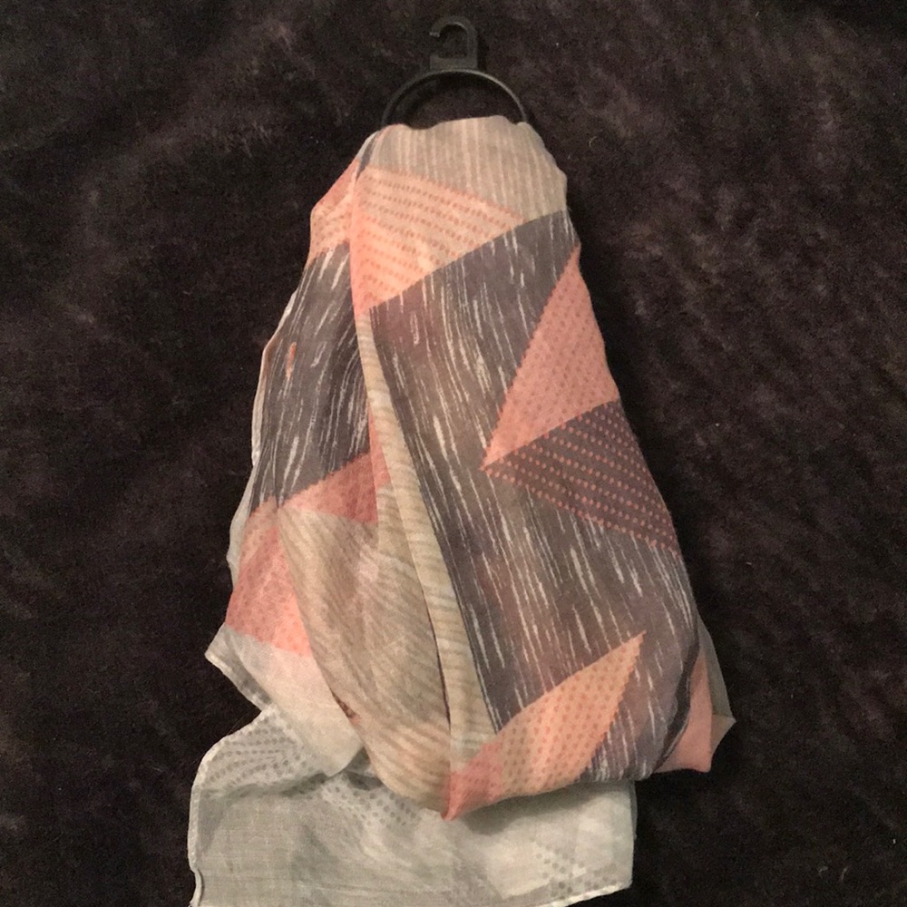 Brand new scarf with tags still on it.